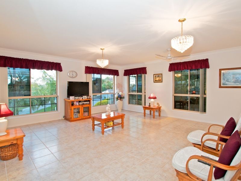 27 Piccadilly Place, Highland Park QLD 4211