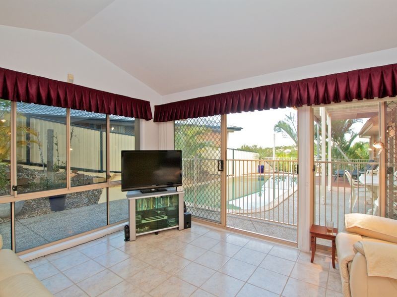 27 Piccadilly Place, Highland Park QLD 4211