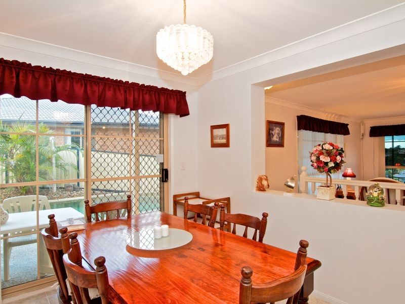 27 Piccadilly Place, Highland Park QLD 4211