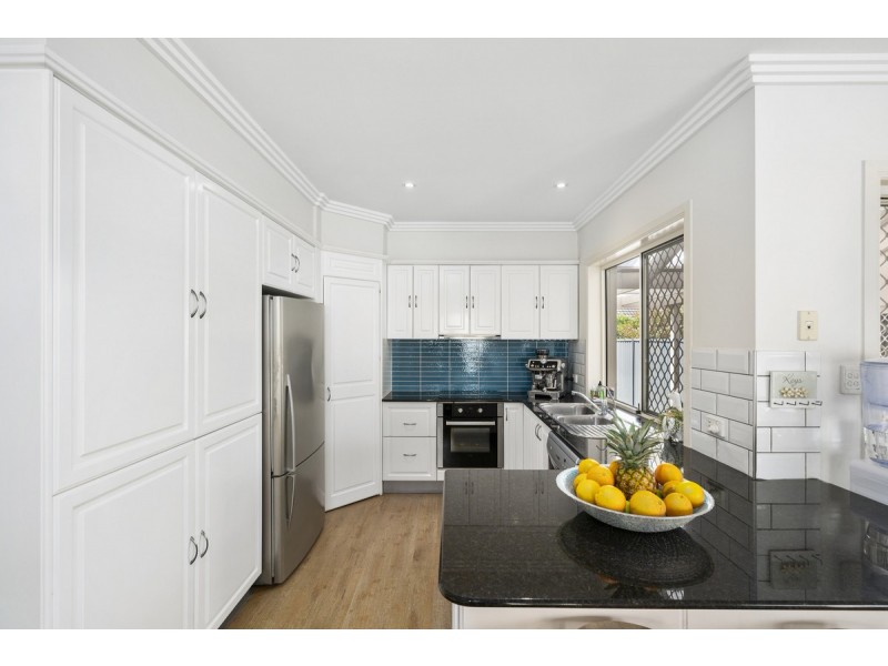 1/2 Rivage Place, Highland Park QLD 4211