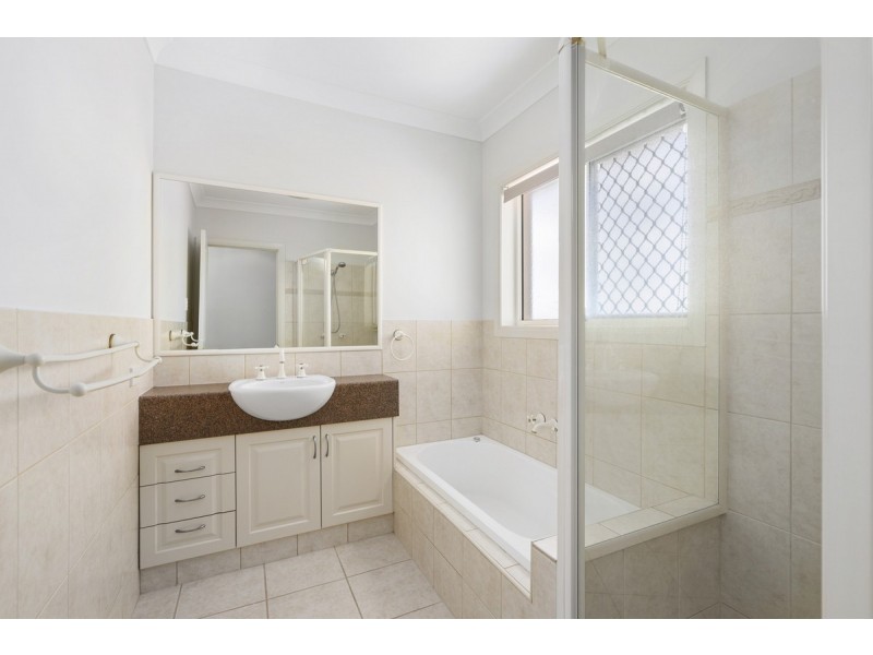 1/2 Rivage Place, Highland Park QLD 4211