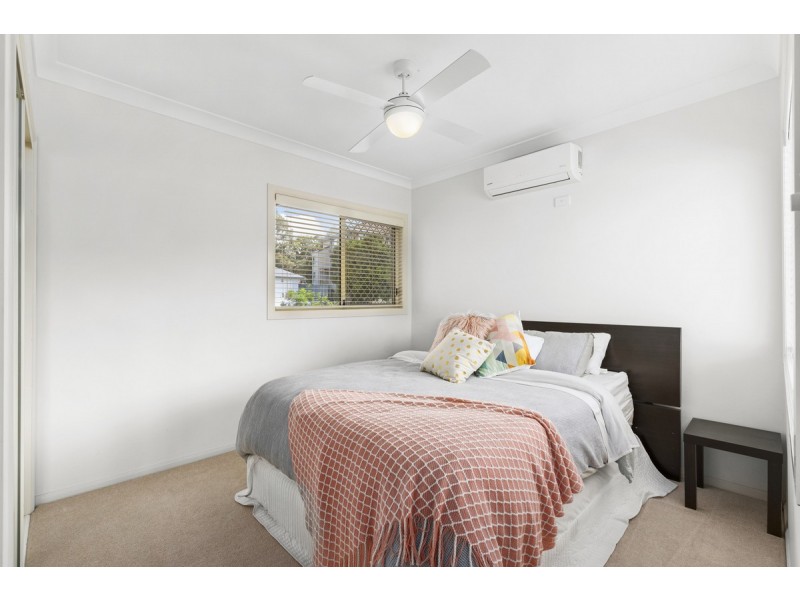 1/2 Rivage Place, Highland Park QLD 4211