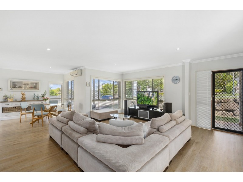 1/2 Rivage Place, Highland Park QLD 4211