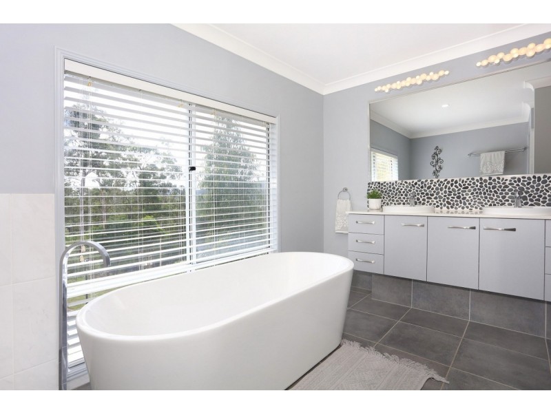 6 Valleyview Drive, Mount Nathan QLD 4211