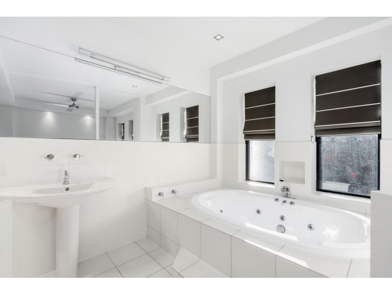 77 Paddington Drive, Carrara QLD 4211