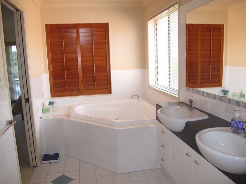 17 Riverwood Drive, Ashmore QLD 4214