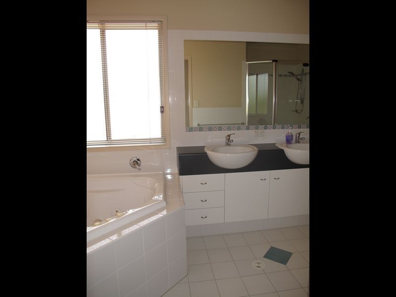 17 Riverwood Drive, Ashmore QLD 4214