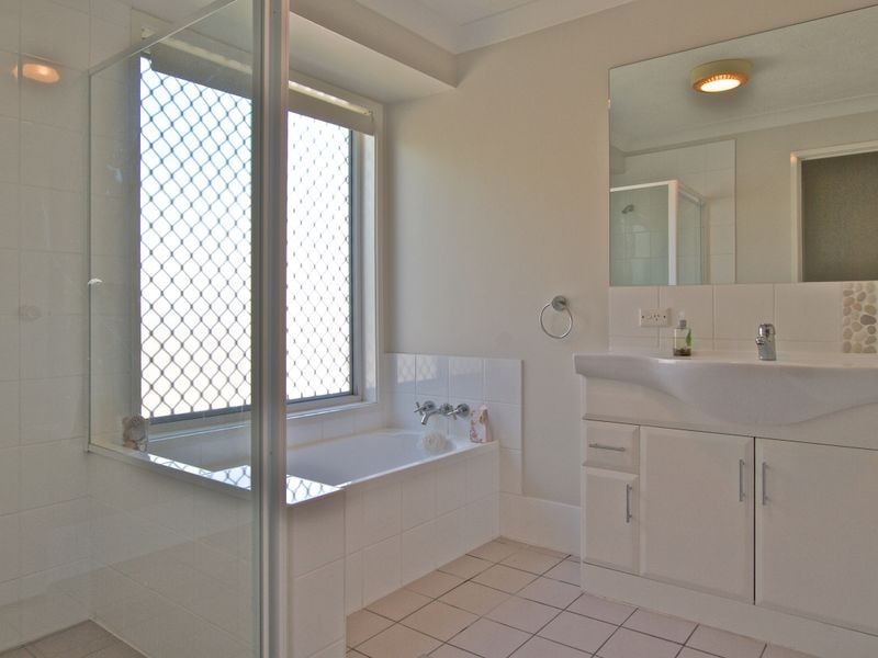 125 Explorers Way, Highland Park QLD 4211