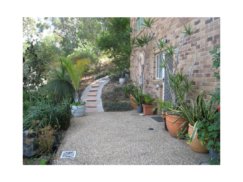 35 Renfrew Drive, Highland Park QLD 4211