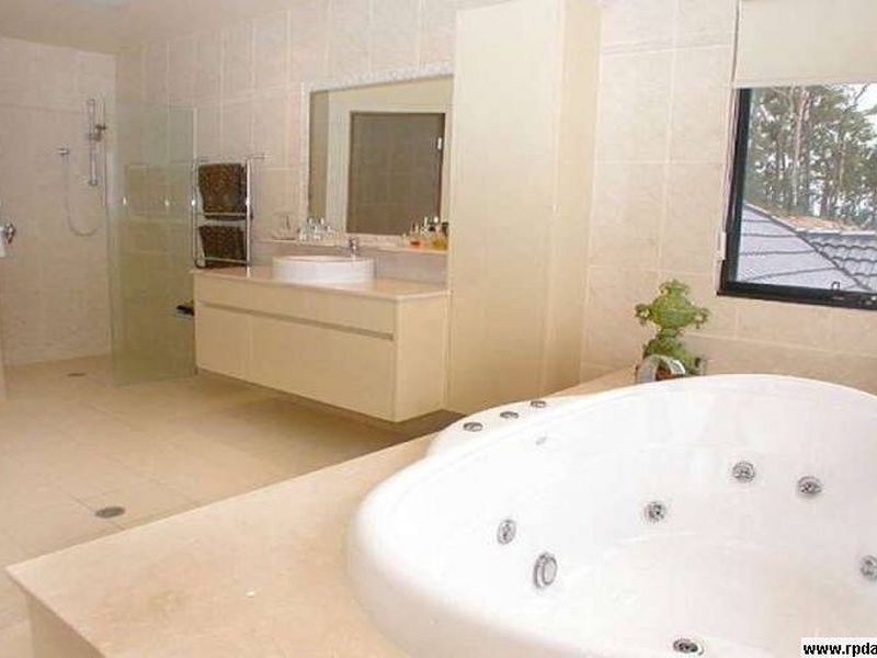 16 Chevron Rise, Highland Park QLD 4211