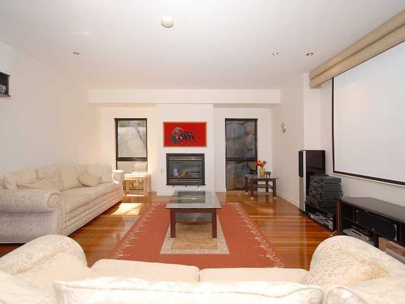 16 Chevron Rise, Highland Park QLD 4211