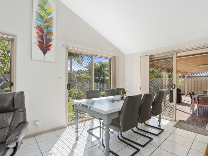 4 Hastings Crescent, Carrara QLD 4211