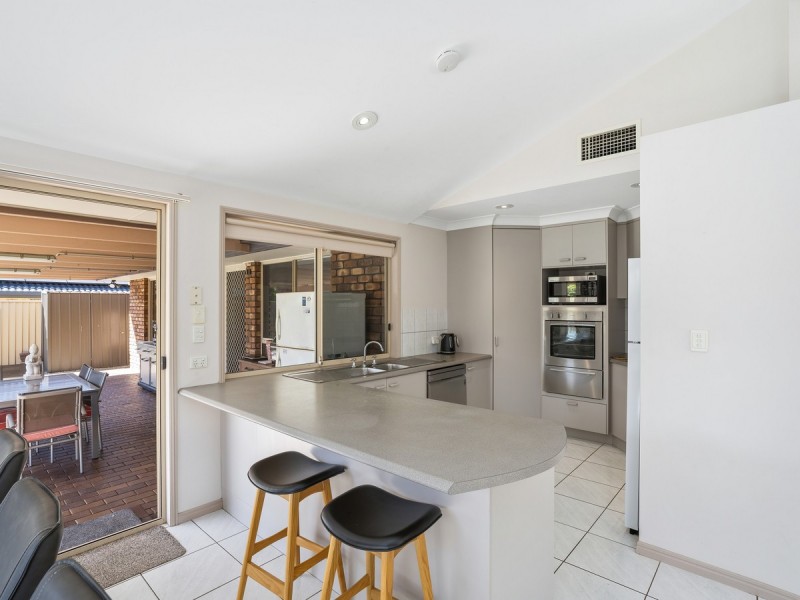 4 Hastings Crescent, Carrara QLD 4211