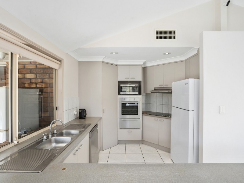 4 Hastings Crescent, Carrara QLD 4211