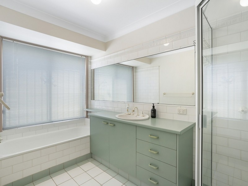 4 Hastings Crescent, Carrara QLD 4211