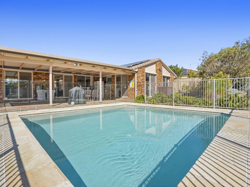 4 Hastings Crescent, Carrara QLD 4211