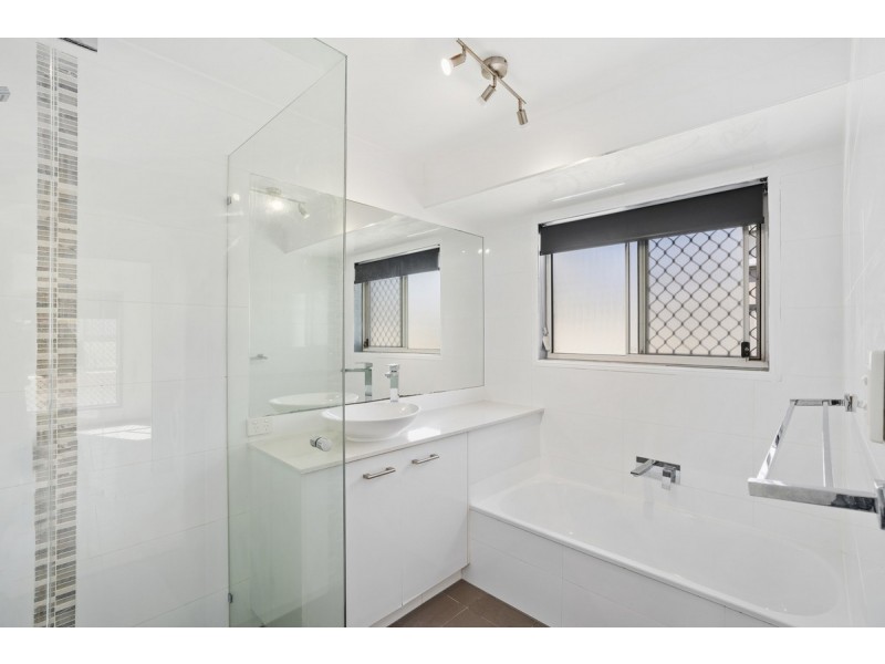 14 Mcleod Street, Highland Park QLD 4211