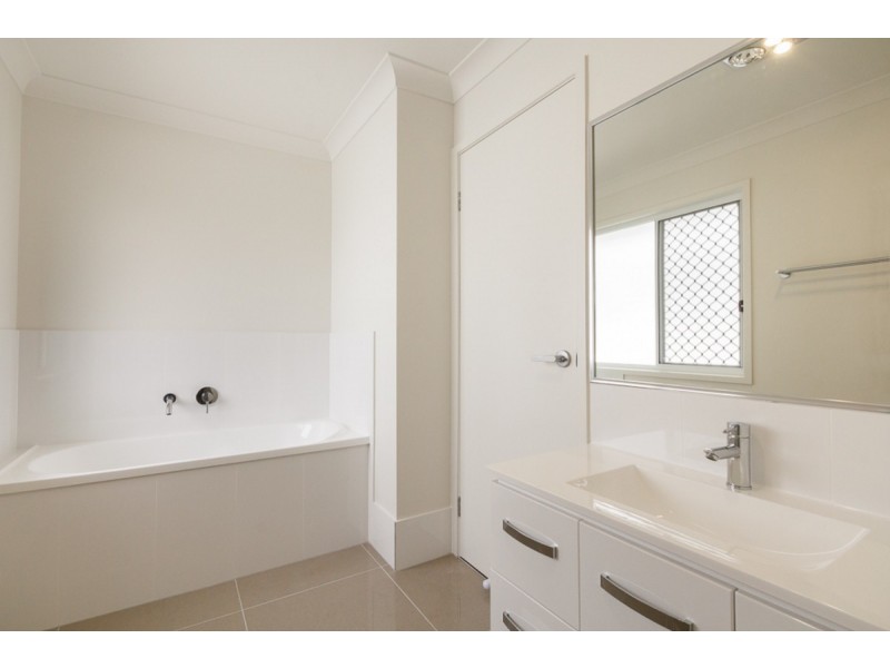 65 Macintyre Parade, Pacific Pines QLD 4211