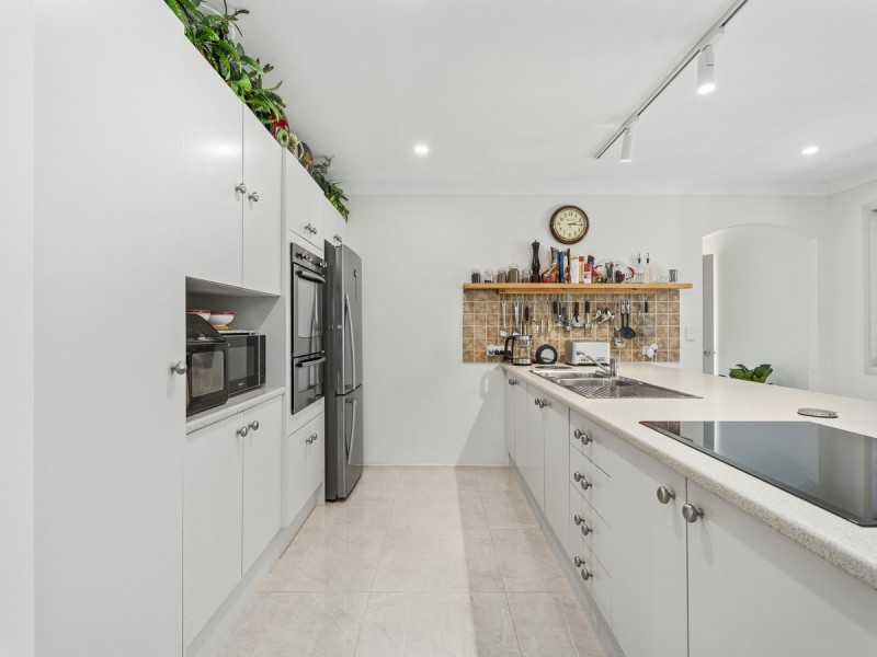 28 Balfour Crescent, Highland Park QLD 4211