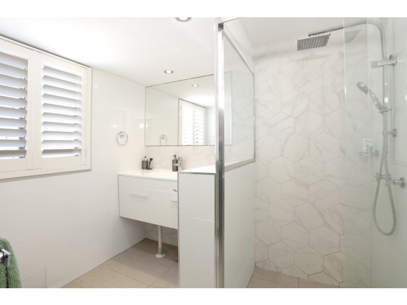 2/12 Second Avenue, Broadbeach QLD 4218