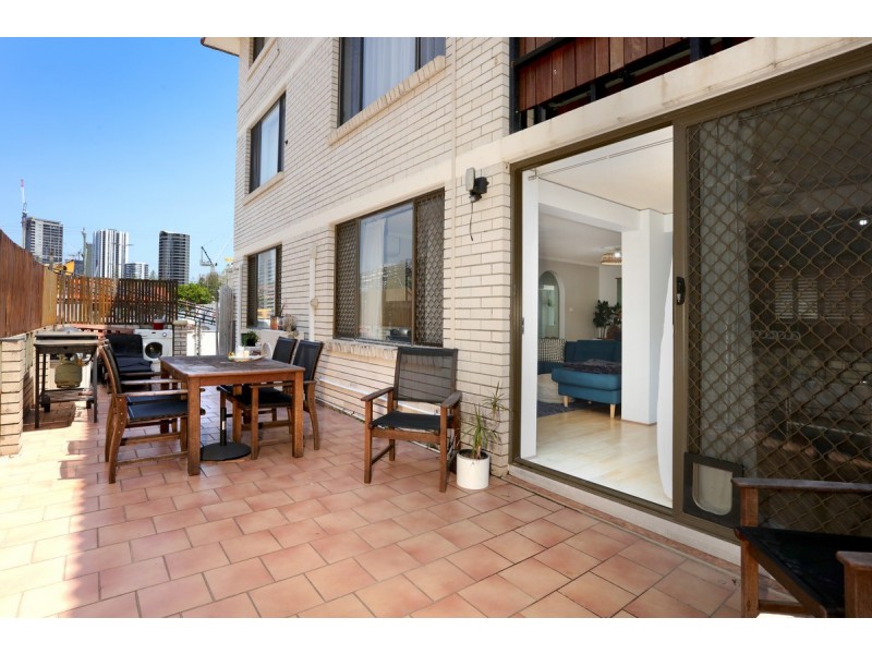 2/12 Second Avenue, Broadbeach QLD 4218