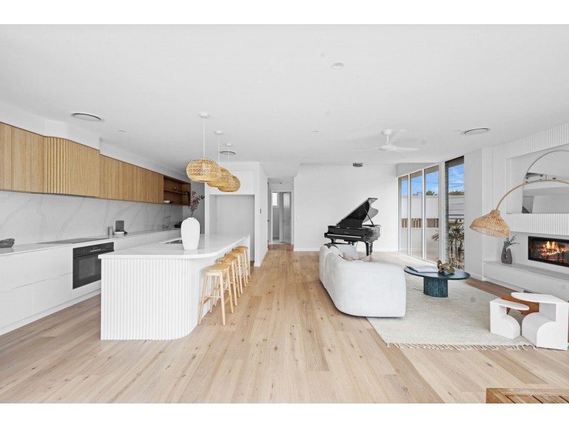 32a T E Peters Drive, Broadbeach Waters QLD 4218