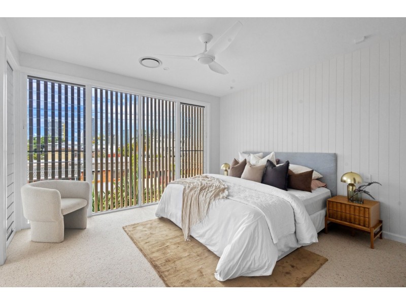 32a T E Peters Drive, Broadbeach Waters QLD 4218