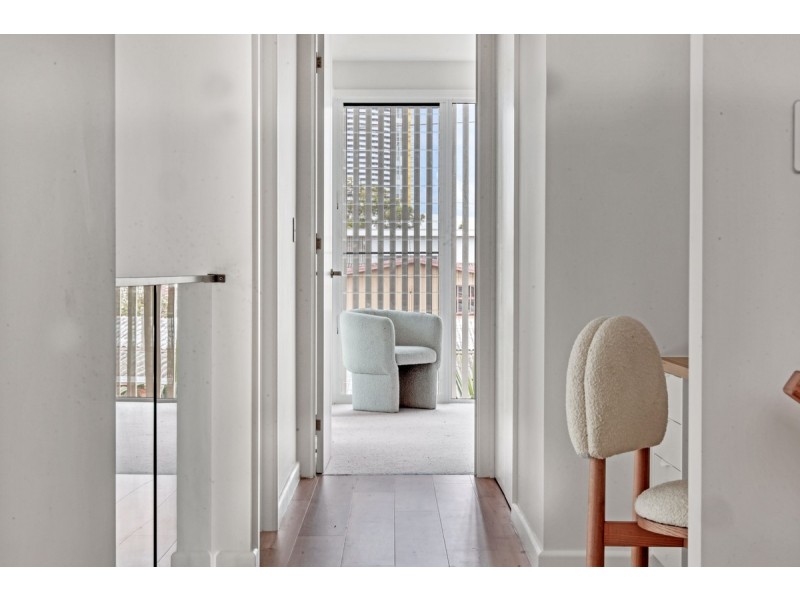 32a T E Peters Drive, Broadbeach Waters QLD 4218