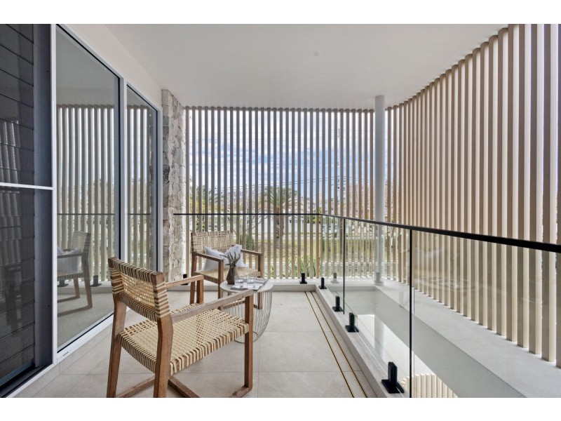 32a T E Peters Drive, Broadbeach Waters QLD 4218