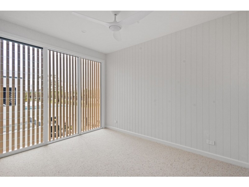 32b T E Peters Drive, Broadbeach Waters QLD 4218