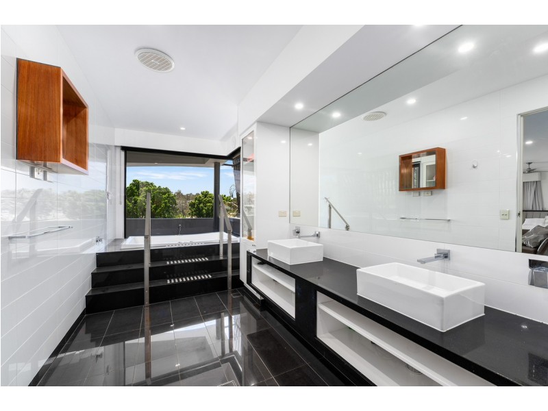 3011 Northview Parade, Benowa QLD 4217