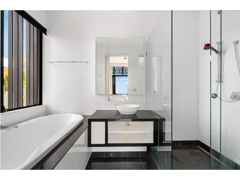 3011 Northview Parade, Benowa QLD 4217