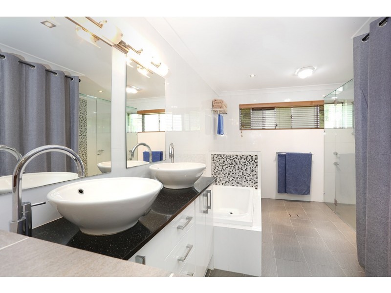 2 Mayo Court, Highland Park QLD 4211