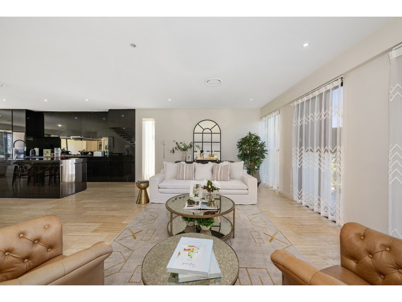 20 The Boulevarde, Benowa QLD 4217