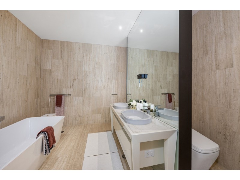 20 The Boulevarde, Benowa QLD 4217