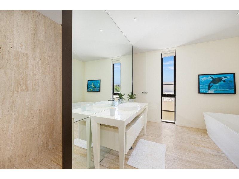 20 The Boulevarde, Benowa QLD 4217