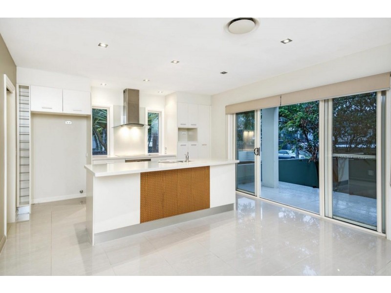 10/27-29 Gordon Street, Labrador QLD 4215