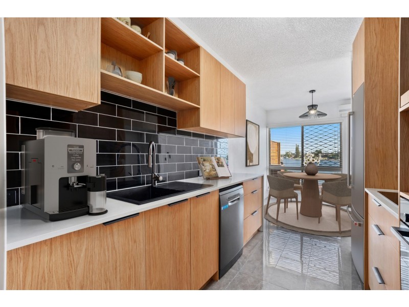 2/14 Orvieto Avenue, Mermaid Waters QLD 4218