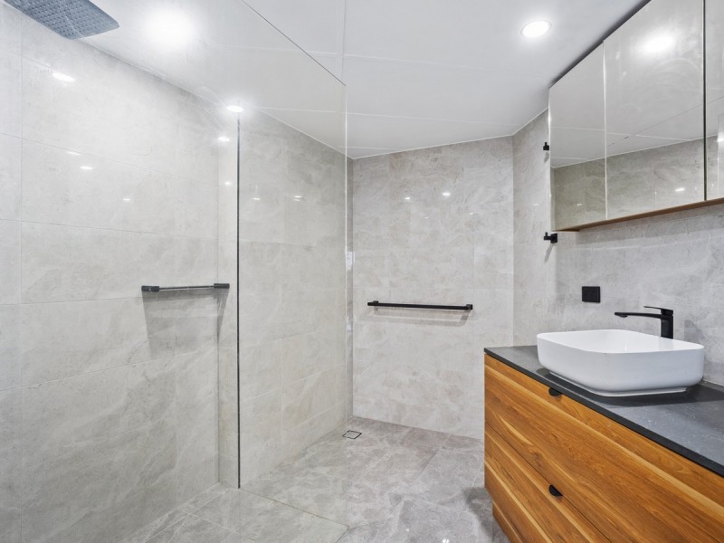 2/14 Orvieto Avenue, Mermaid Waters QLD 4218