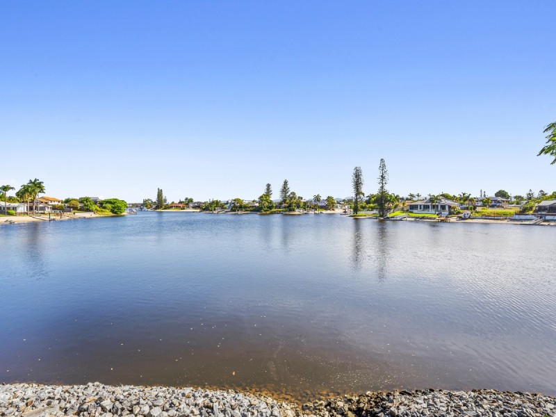 2/14 Orvieto Avenue, Mermaid Waters QLD 4218