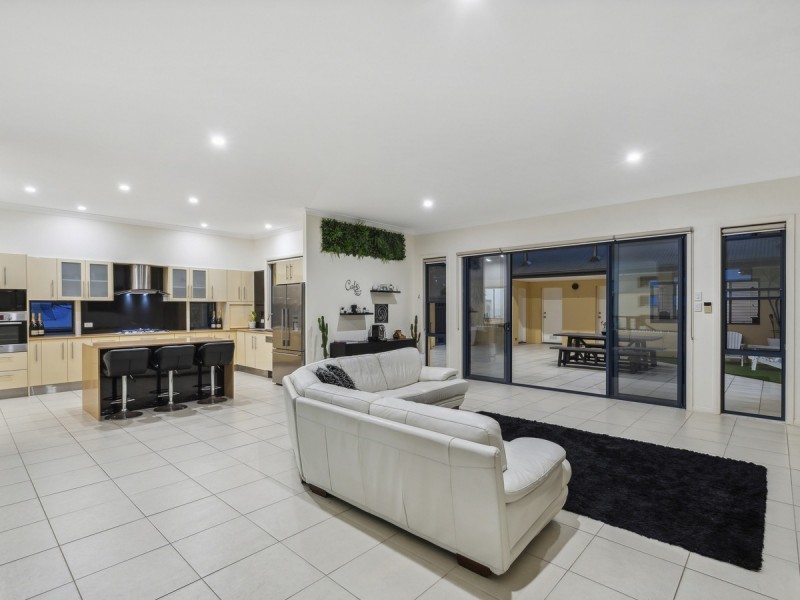 8 Chevron Rise, Highland Park QLD 4211