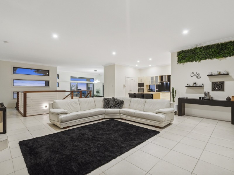 8 Chevron Rise, Highland Park QLD 4211