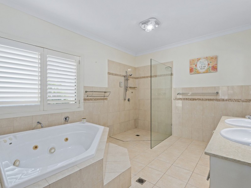 8 Chevron Rise, Highland Park QLD 4211
