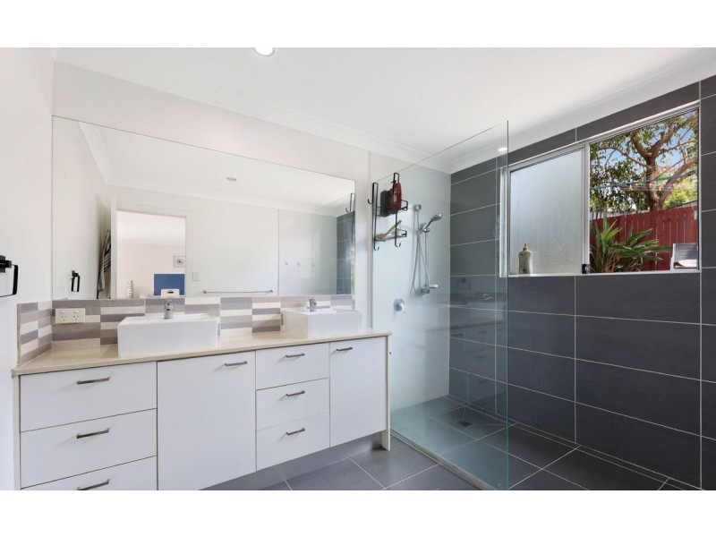 4 Entrance Road, Gaven QLD 4211