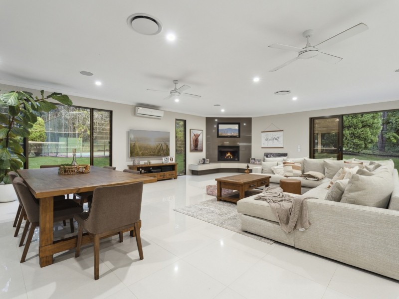 22 Winderadeen Drive, Highland Park QLD 4211