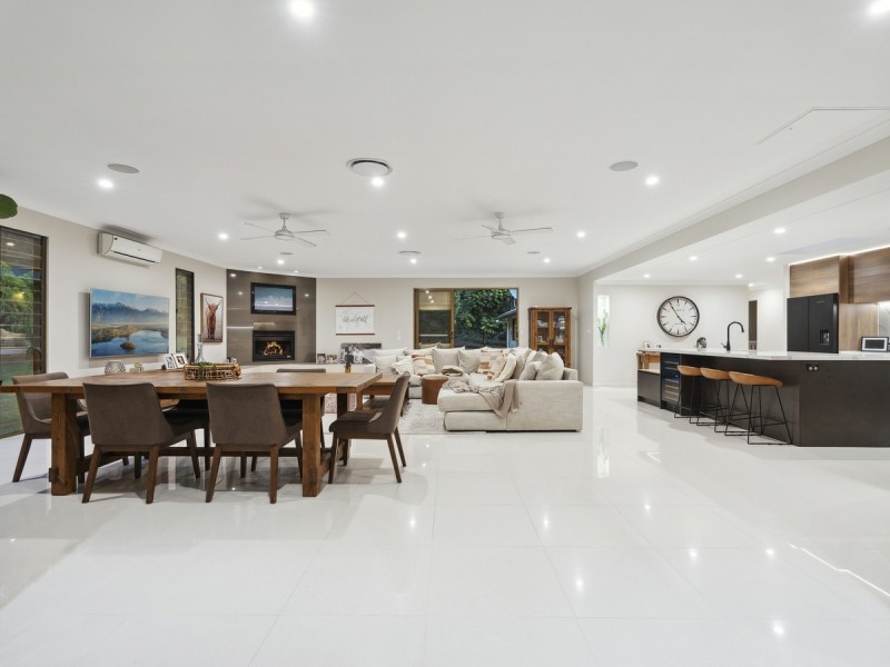 22 Winderadeen Drive, Highland Park QLD 4211