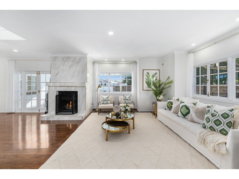 8 Renate Way, Benowa Waters QLD 4217