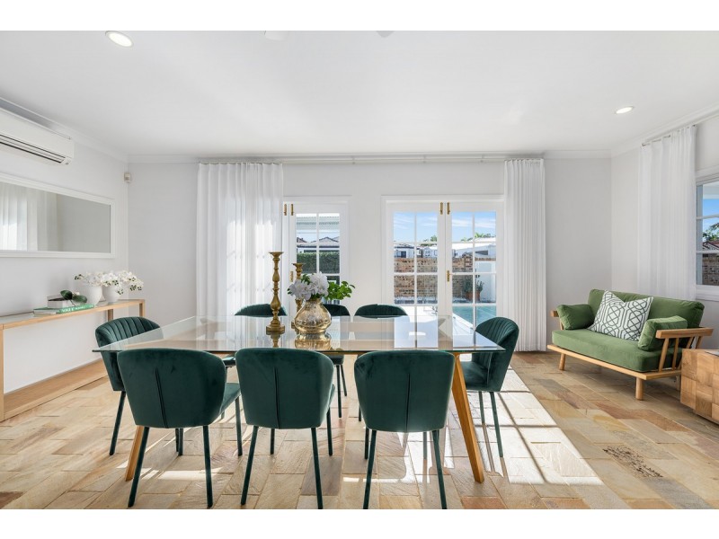 8 Renate Way, Benowa Waters QLD 4217