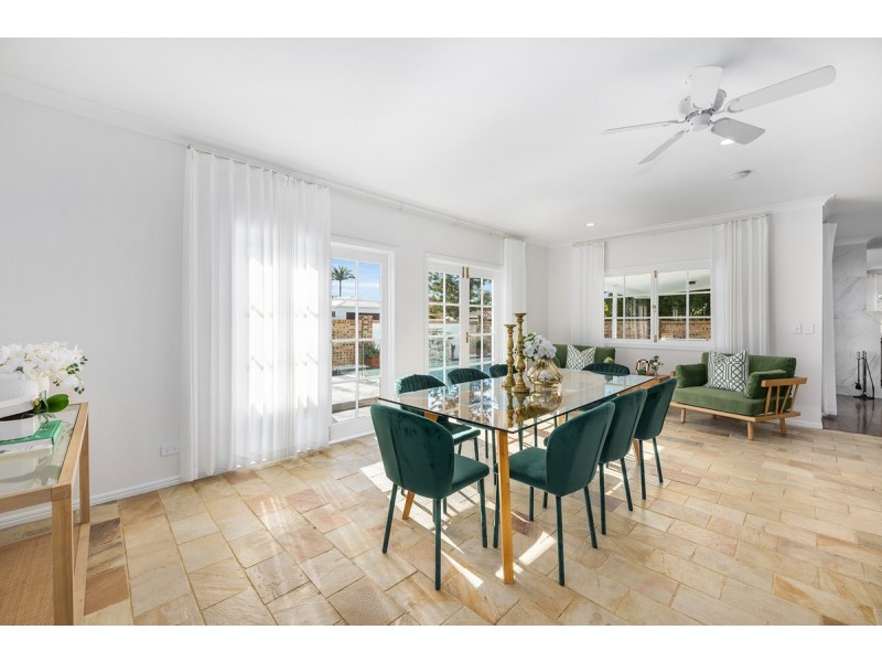 8 Renate Way, Benowa Waters QLD 4217