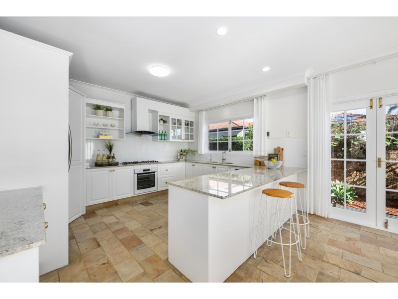 8 Renate Way, Benowa Waters QLD 4217